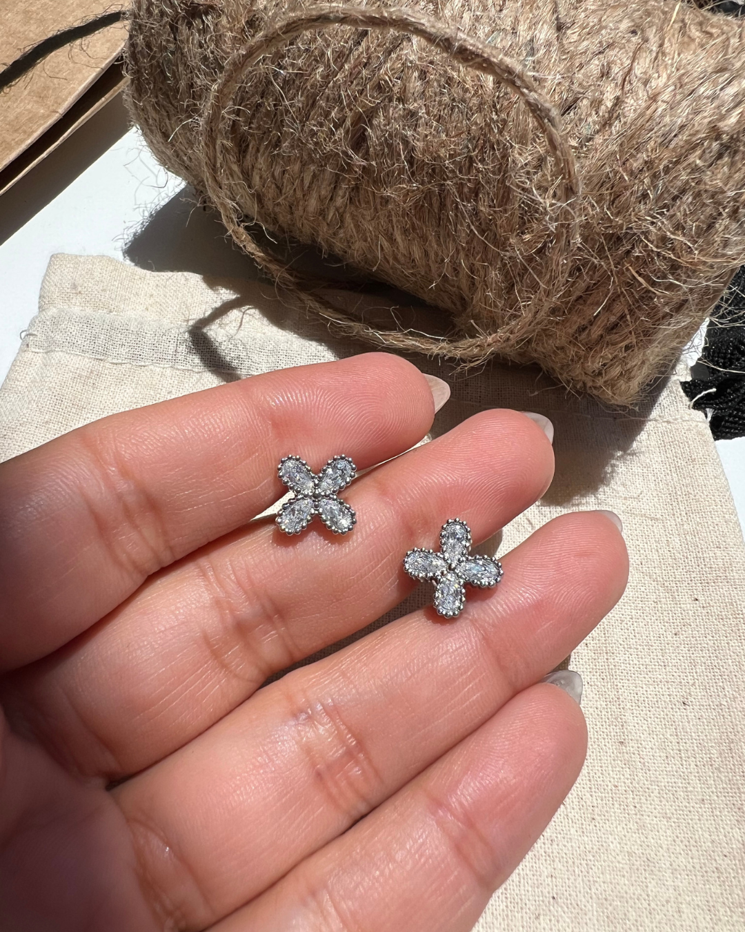Aros Flor de Zirconia