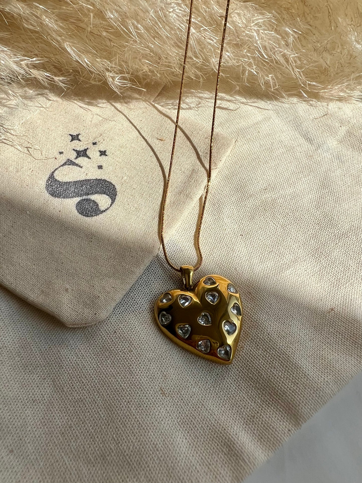 Collar de corazón con brillantes