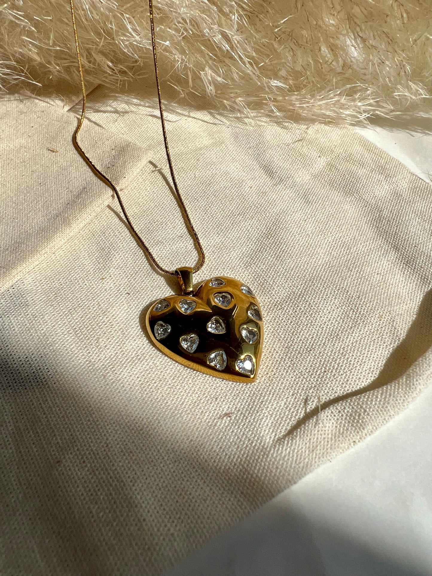 Collar de corazón con brillantes