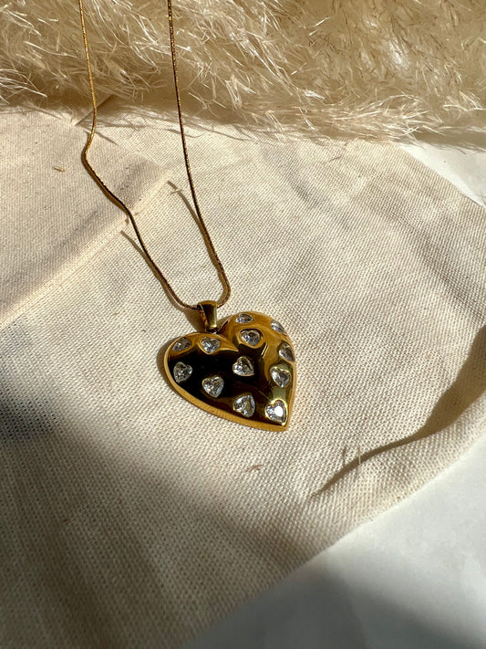 Collar de corazón con brillantes
